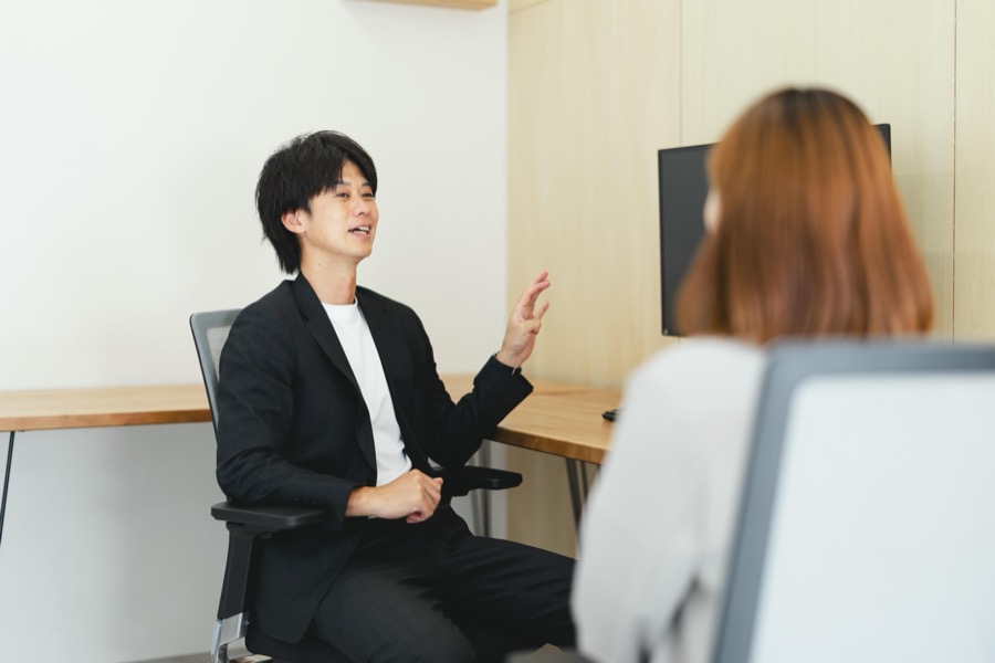 経理体制について相談するイメージ