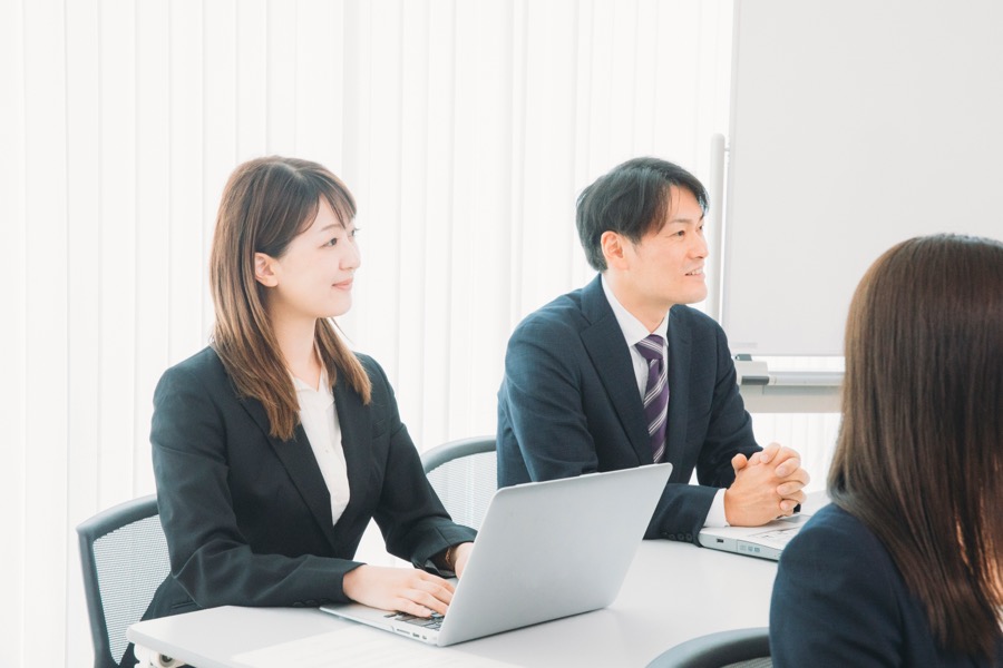 オフィスで打ち合わせをする様子