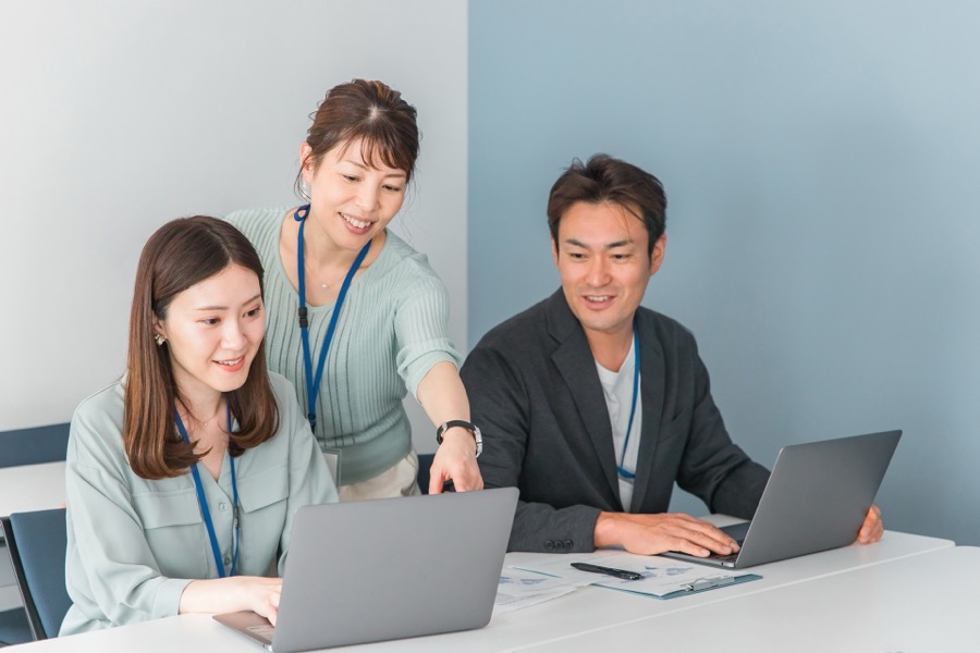 ノートパソコンで会計データを確認する様子